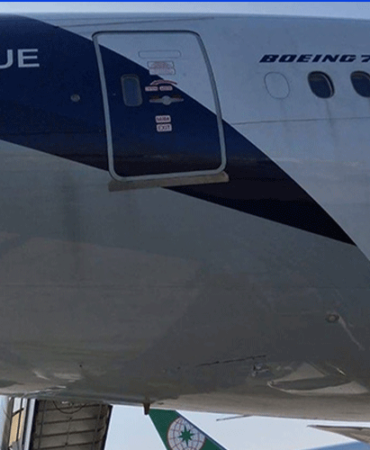 Milano Malpensa Havalimanı'nda yolcu uçağına ikram kamyonu çarptı!