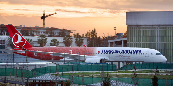 THY’den gökyüzünde tarihi vefa: 500. uçak, binlerce çalışanın fotoğrafıyla havalanacak!